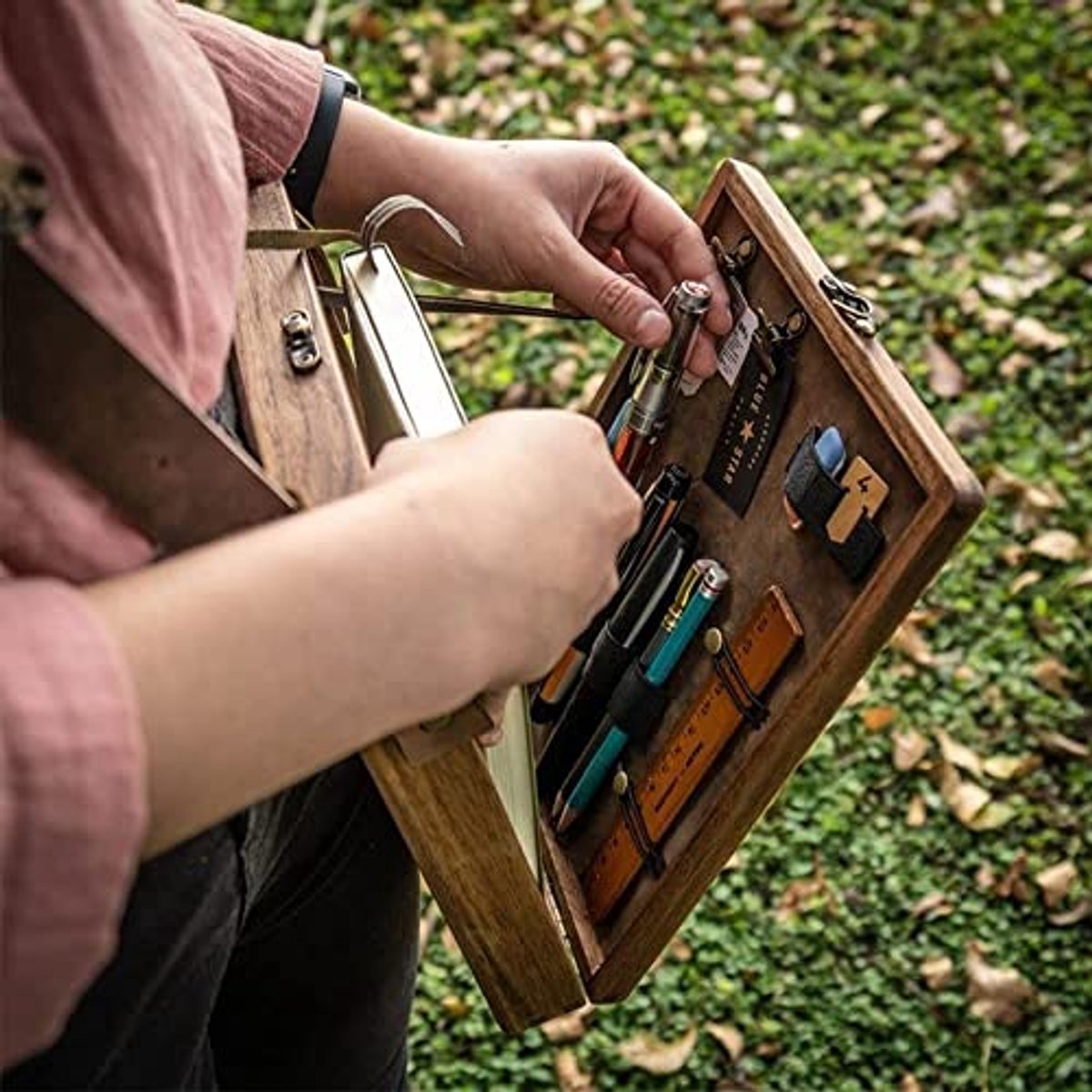 Multifunctional Wooden Shoulder Bag - Vintage Design for Artists & Writers - Artist Tool Set - Brush, Tool Storage Box - Sketch Box - Easel - with Storage Pockets and Adjustable Strap - 25x19x6 cm